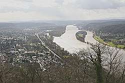 Königswinter - boven op de 'Drachenfels' (of Drakenrots); uitzicht over de Rijn