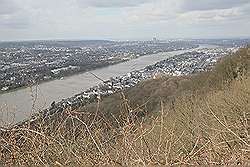 Königswinter - boven op de 'Drachenfels' (of Drakenrots); uitzicht over de Rijn