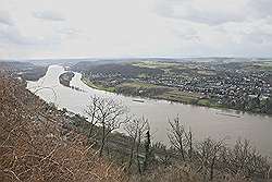 Königswinter - boven op de 'Drachenfels' (of Drakenrots); uitzicht over de Rijn