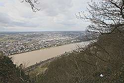 Königswinter - boven op de 'Drachenfels' (of Drakenrots); uitzicht over de Rijn