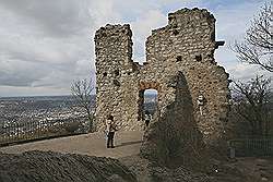 Königswinter - boven op de 'Drachenfels' (of Drakenrots) ; overblijfselen van kasteel Drachenfels