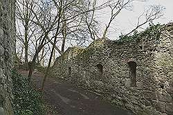 Königswinter - boven op de 'Drachenfels' (of Drakenrots) ; overblijfselen van kasteel Drachenfels