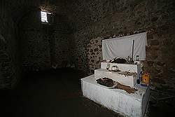 Cape Coast - kasteel; de gevangenis voor de vroegere slaven (kerker) - mensen leggen spullen neer ter nagedachtenis aan de slaven