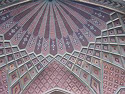 Teheran - de ingang van de Grand Bazar; de gewelven zijn van baksteen gemaakt