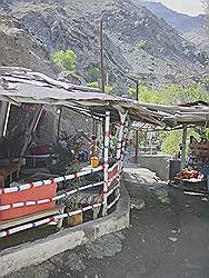 Darband street - klein terras boven op de berg