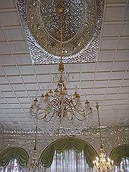 Het Sahebqaranieh paleis - mooie plafonds en kroonluchters