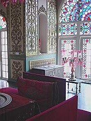 Het Sahebqaranieh paleis - zithoek met glas-in-lood raam