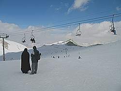 Tochal tele cabin - skihelling op 3750 m hoogte; traditioneel geklede dame op de voorgrond