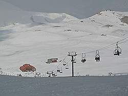 Tochal tele cabin - skihelling op 3750 m hoogte; beneden staat het Tochal hotel