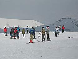 Tochal tele cabin - skihelling op 3750 m hoogte; de dames zijn niet traditioneel gekleed - een muts of haarband is blijkbaar genoeg