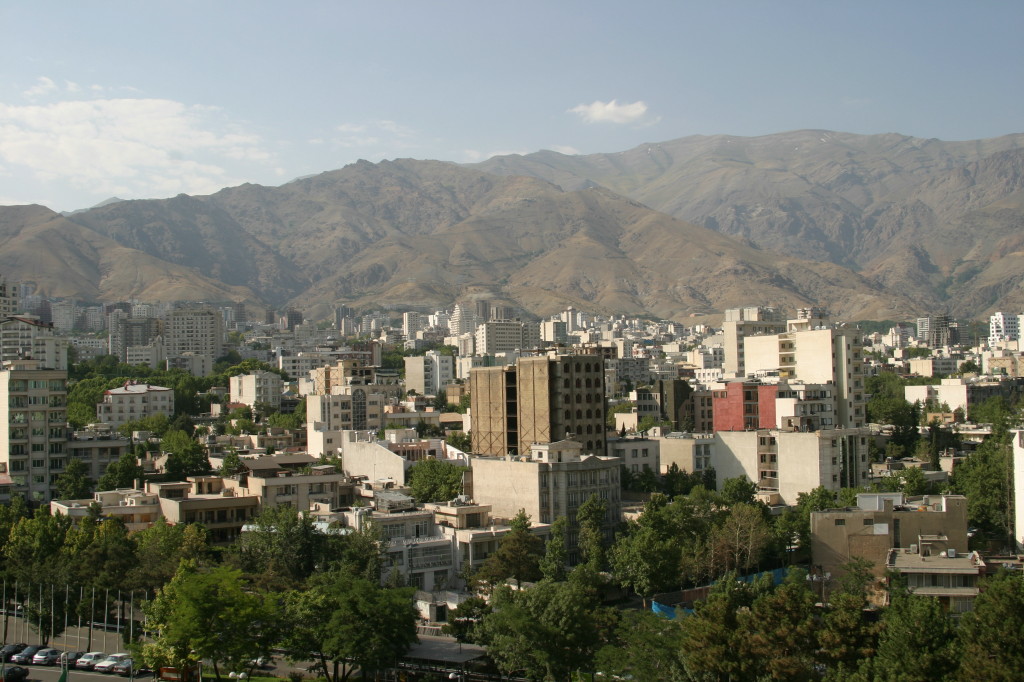 Teheran met de bergen op de achtergrond