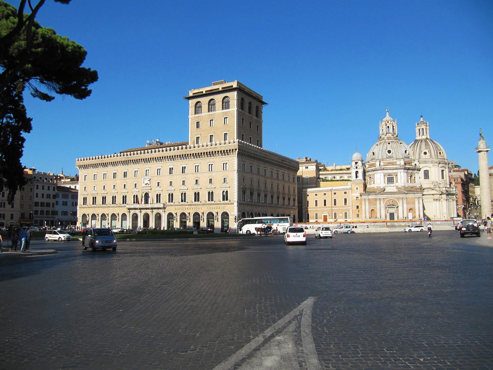 Italy - Rome: Piazza Venezia