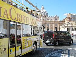 Rome - straatbeeld; een hop on hop off bus is een uitstekend vervoermiddel (deze bus is van Roma Christiana)