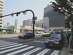 Osaka - centrum; straat voor Osaka station