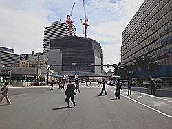 Osaka - centrum; straat voor Osaka station