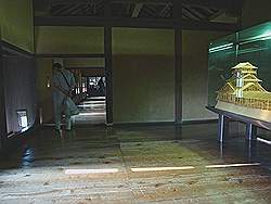 Kumamoto - Kumamoto castle;  interieur van een hoektoren