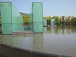 Nagasaki - Memorial hall; monument en vijver op het dak van de hal