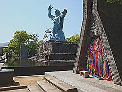 Nagasaki - Peace park; Peace Statue ofwel Standbeeld voor de Vrede