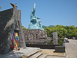 Nagasaki - Peace park; Peace Statue ofwel Standbeeld voor de Vrede