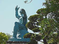 Nagasaki - Peace park; Peace Statue ofwel Standbeeld voor de Vrede