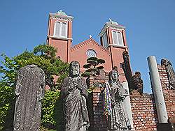 Nagasaki - Urakami Cathedral, met op de voorgrond de oude beelden van de kathedraal die door de atoombom werd verwoest