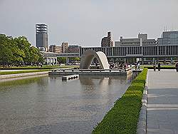 Hiroshima - gedenkteken voor de slachtoffers van de atoombom; daarachter het Hiroshima peace memorial museum