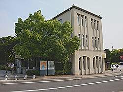 Hiroshima - tourist information; ook een gebouw dat de A-bom heeft overleefd