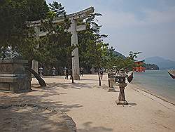 Miyajima - weg langs het water naar de Itsukushima tempel