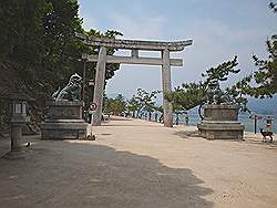 Miyajima - weg langs het water naar de Itsukushima tempel