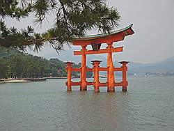 Miyajima - torii van de Itsukushima tempel; deze keer in het water