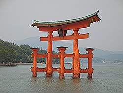 Miyajima - torii van de Itsukushima tempel; deze keer in het water