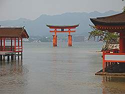 Miyajima - Itsukushima tempel en de tori; deze keer in het water
