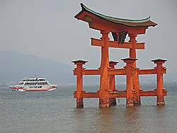 Miyajima - tori van de Itsukushima tempel; deze keer in het water