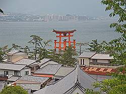Miyajima - uitzicht vanuit het park op de tori