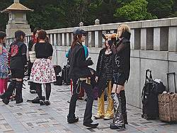 Harajuku - op zondag zijn er veel verklede jongeren bij de ingang van het Yoyogi park