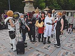 Harajuku - op zondag zijn er veel verklede jongeren bij de ingang van het Yoyogi park