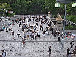 Harajuku - op zondag zijn er veel verklede jongeren bij de ingang van het Yoyogi park