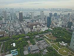 Minato - Tokyo tower; het kan nog hoger - uitzicht vanaf het speciale observatiedek