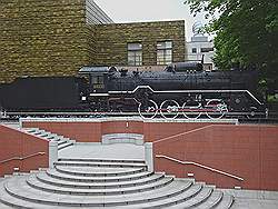 Tokio - Ueno; Science Museum, met stoomtrein in de tuin