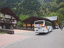 Kamikochi - aaankomst met de bus in  Kamikochi