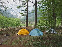 Kamikochi - mooi natuurgebied; kamperen kan hier ook .................... tot je een slang ziet kruipen!