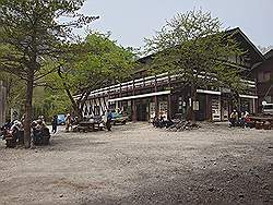 Kamikochi - mooi natuurgebied; restaurant en winkel onderweg