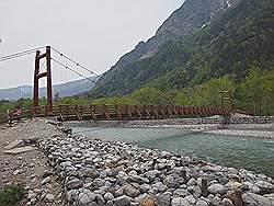 Kamikochi - mooi natuurgebied; mooie hangbrug, speciaal voor de wandelaars gemaakt