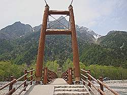 Kamikochi - mooi natuurgebied; mooie hangbrug, speciaal voor de wandelaars gemaakt