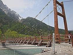 Kamikochi - mooi natuurgebied; mooie hangbrug, speciaal voor de wandelaars gemaakt