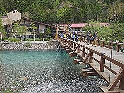 Kamikochi - mooi natuurgebied; mooie hangbrug, speciaal voor de wandelaars gemaakt