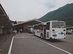 Kamikochi - aankomst van de bus bij station Shinshimashima; het laatste stuk naar Matsumoto gaat met de trein