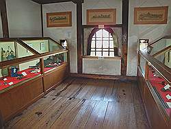 Matsumoto - Matsumoto Castle; interieur met een tentoonstelling over de historie van het kasteel