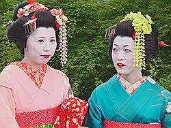 Kyoto - dames in klederdracht (zijn meestal zelf toerist in eigen land)