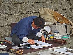 Kyoto - straatkunstenaar die T-shirts beschildert